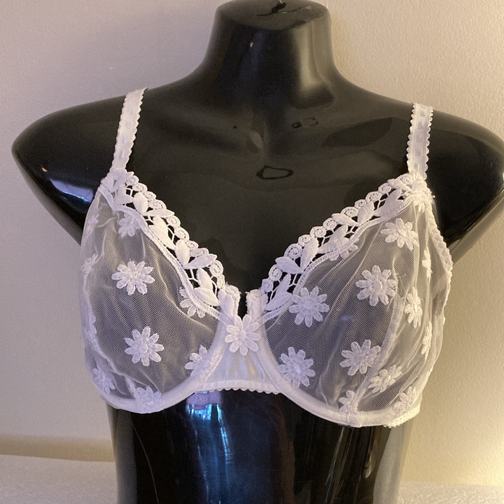 LOU 34D White Underwire Daisy Bra & Adjustable Straps - Model #0132
